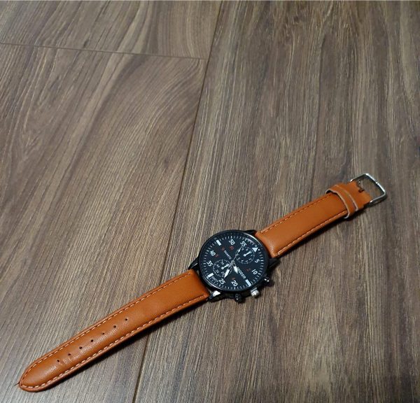 Zegarek na pomarańczowym pasku