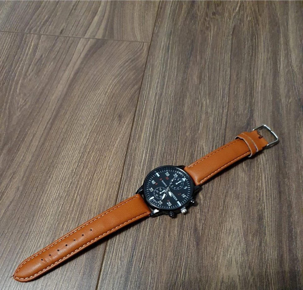 Zegarek na pomarańczowym pasku